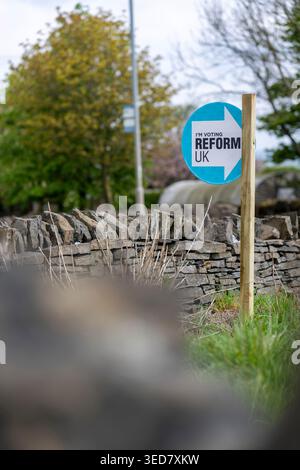 Un appello di voto a bordo strada del Reform Party in un campo vicino a Northowram, Halifax, West Yorkshire, prima delle elezioni del consiglio del 7 maggio 2026. Foto Stock