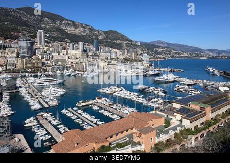 Principato di Monaco, Monaco, vista dai bastioni della città vecchia che si affaccia sul porto di Ercole, la Condamine e il quartiere di Monte Carlo Foto Stock