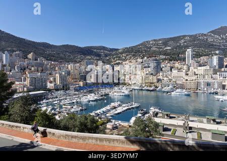 Principato di Monaco, Monaco, vista dai bastioni della città vecchia che si affaccia sul porto di Ercole, la Condamine e il quartiere di Monte Carlo Foto Stock