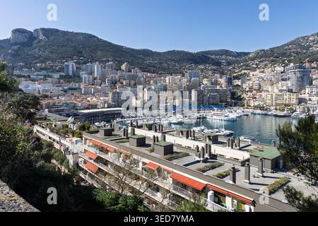 Principato di Monaco, Monaco, vista dai bastioni della città vecchia che si affaccia sul porto di Ercole, la Condamine e il quartiere di Monte Carlo Foto Stock