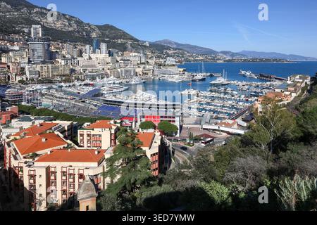 Principato di Monaco, Monaco, vista dai bastioni della città vecchia che si affaccia sul porto di Ercole, la Condamine e il quartiere di Monte Carlo Foto Stock