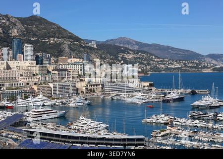 Principato di Monaco, Monaco, vista dai bastioni della città vecchia che si affaccia sul porto di Ercole e sul quartiere di Monte Carlo Foto Stock