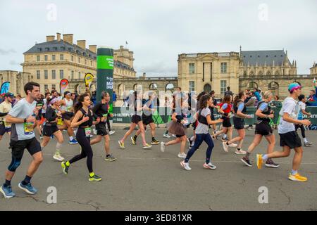 Francia, Parigi, la Maratona di Parigi, di fronte all'Château de Vincennes Foto Stock