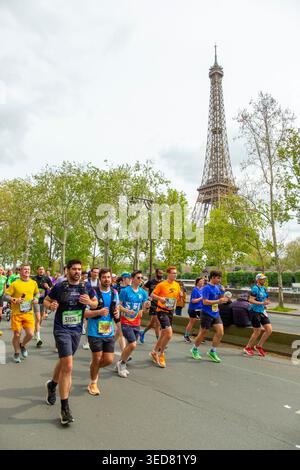 Francia, Parigi, la Maratona di Parigi, New York Avenue di fronte alla Torre Eiffel Foto Stock