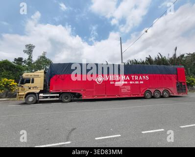 Camion merci di grandi dimensioni per un'azienda di logistica Viet ha Trans, azienda di trasporto specializzata nel trasporto merci, compreso il trasporto di veicoli. HCMC, Vietnam Foto Stock
