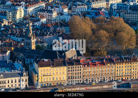 Francia, Isere, Grenoble, vista della città vecchia dalla fortezza della Bastiglia Foto Stock