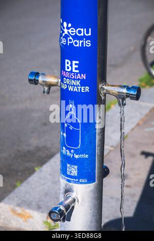 Francia, Ile-de-France, Parigi, fontana, con un rubinetto che scorre l'acqua da Parigi Foto Stock