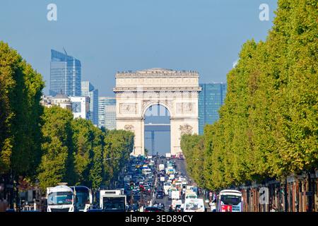 Francia, Parigi, avenue des Champs Elysees e Arco di Trionfo Foto Stock