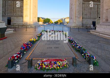 Francia, Parigi, Place de l'Etoile, l'Arco di Trionfo, la tomba del soldato sconosciuto sotto l'Arco di Trionfo Foto Stock