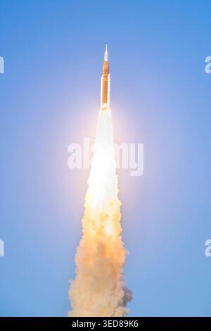 Stati Uniti, Florida, Kennedy Space Center (KSC), il razzo lunare della NASA, Artemis II, è stato lanciato mercoledì 1 aprile 2026 Foto Stock
