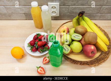Bevande alla frutta e frutta fresca preparate su un ripiano in legno Foto Stock