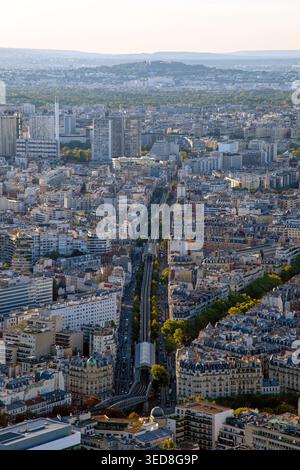 Francia, Parigi, vista elevata di Parigi dall'Osservatorio panoramico della Torre Montparnasse, la metropolitana aerea di Boulevard de Grenelle Foto Stock