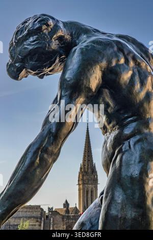 Francia, Calvados, Caen, la grande ombra, grande bronzo di Rodin, Chiesa di Saint-Pierre a Caen sullo sfondo Foto Stock