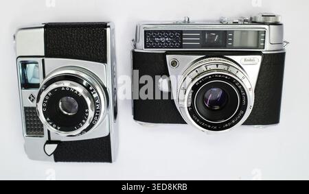 Itterbeck, Germania 4 marzo 2026 - sono raffigurate due fotocamere d'epoca. Sulla sinistra c'è una fotocamera Agfa Optima 1a dal design argento e nero e un "Colo" Foto Stock