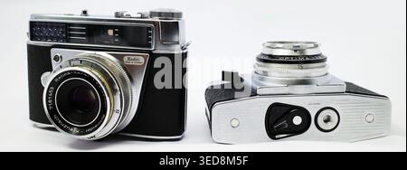 Itterbeck, Germania 4 marzo 2026 - sono raffigurate due fotocamere d'epoca. Sulla sinistra è presente una fotocamera automatica Kodak Retina II con obiettivo Schneider Kreuznach Foto Stock