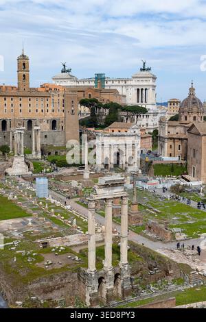 Panorama del foro Romano dal Colle Palatino con il Tempio di Castore e Polluce, l'Arco di Settimio Severo e l'altare della Patria sullo sfondo, Roma, Italia Foto Stock