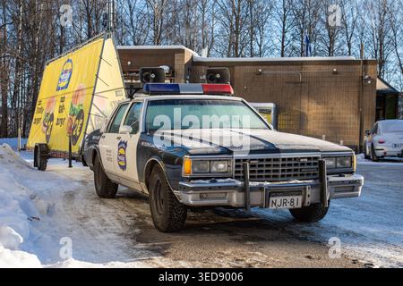 Auto di scena promozionale a tema poliziesco ricoperta di ghiaccio presso il cortile di Snacky Burger Place in una soleggiata giornata invernale nel quartiere Munkkiniemi di Helsinki, Finlandia Foto Stock