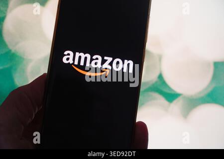 Il logo Amazon visualizzato sullo schermo di uno smartphone Foto Stock