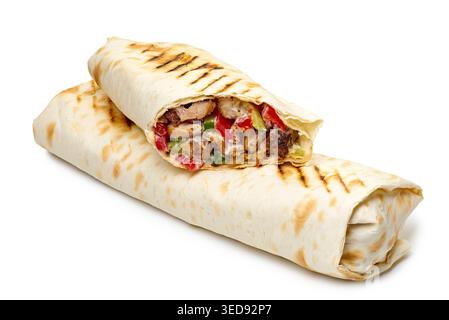 Involucro arrosto con verdure e carne condita. Primo piano del kebab arrosto su sfondo bianco Foto Stock