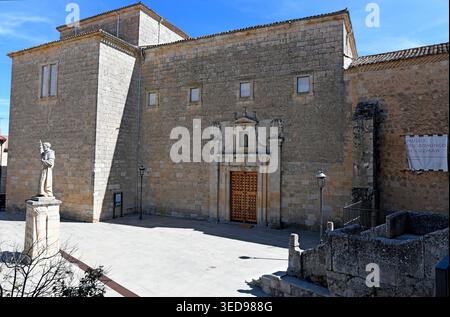 Caleruega, chiesa di Santo Domingo (rinascimentale, XVI secolo) e statua di Santo Domingo de Guzmán. Provincia di Burgos, Castilla y León, Spagna. Foto Stock
