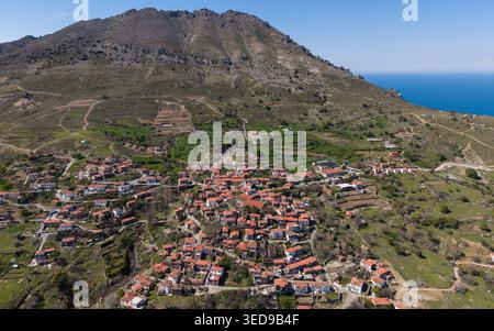 Veduta aerea del villaggio tradizionale greco di Tepekoy a Gokceada, Canakkale, Turchia, case storiche in pietra e architettura dell'isola dell'Egeo Foto Stock