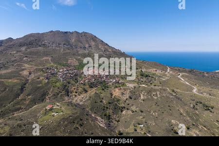 Veduta aerea del villaggio tradizionale greco di Tepekoy a Gokceada, Canakkale, Turchia, case storiche in pietra e architettura dell'isola dell'Egeo Foto Stock