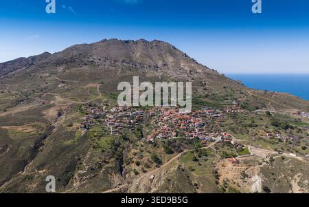 Veduta aerea del villaggio tradizionale greco di Tepekoy a Gokceada, Canakkale, Turchia, case storiche in pietra e architettura dell'isola dell'Egeo Foto Stock