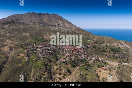 Veduta aerea del villaggio tradizionale greco di Tepekoy a Gokceada, Canakkale, Turchia, case storiche in pietra e architettura dell'isola dell'Egeo Foto Stock