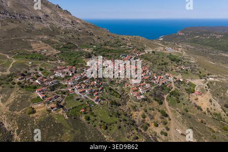 Veduta aerea del villaggio tradizionale greco di Tepekoy a Gokceada, Canakkale, Turchia, case storiche in pietra e architettura dell'isola dell'Egeo Foto Stock