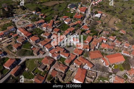 Veduta aerea del villaggio tradizionale greco di Tepekoy a Gokceada, Canakkale, Turchia, case storiche in pietra e architettura dell'isola dell'Egeo Foto Stock