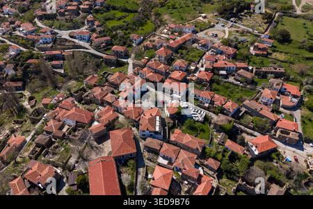 Veduta aerea del villaggio tradizionale greco di Tepekoy a Gokceada, Canakkale, Turchia, case storiche in pietra e architettura dell'isola dell'Egeo Foto Stock
