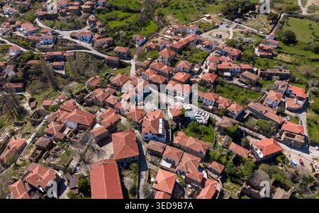 Veduta aerea del villaggio tradizionale greco di Tepekoy a Gokceada, Canakkale, Turchia, case storiche in pietra e architettura dell'isola dell'Egeo Foto Stock