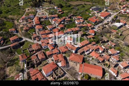 Veduta aerea del villaggio tradizionale greco di Tepekoy a Gokceada, Canakkale, Turchia, case storiche in pietra e architettura dell'isola dell'Egeo Foto Stock