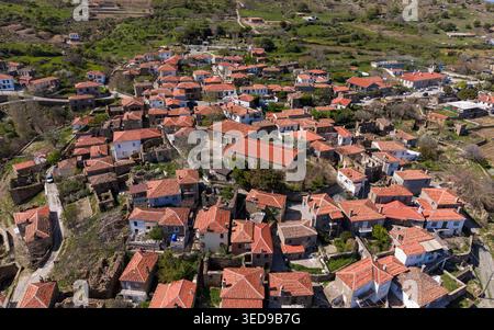 Veduta aerea del villaggio tradizionale greco di Tepekoy a Gokceada, Canakkale, Turchia, case storiche in pietra e architettura dell'isola dell'Egeo Foto Stock