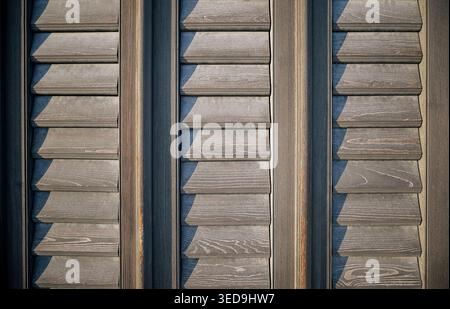 Sfondo orizzontale in legno invecchiato caratterizzato da una trama in legno intemprato adatto per progetti architettonici o di design. Foto Stock