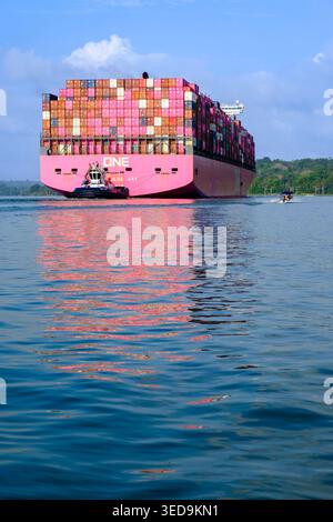 Container, Ocean Network Express, UNA nave container sul lago Gatun, Canale di Panama, Panama Foto Stock