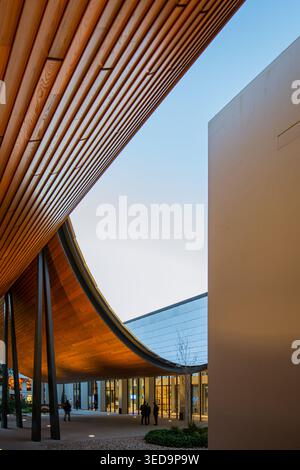 Museo Gulbenkian, Lisbona, Portogallo. Scenografia architettonica caratterizzata da un ampio soffitto in legno con toni caldi e un'elegante curvatura. Foto Stock