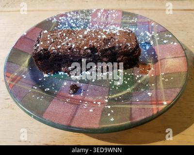 Brownie al cioccolato su un piatto, Luss, Scozia Foto Stock