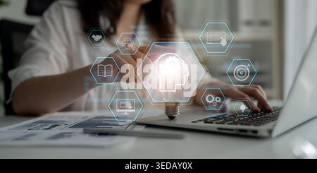 Fai il pieno di attrezzatura e icone che rappresentano l'apprendimento, la formazione digitale e il processo di sviluppo, mostrando la crescita delle competenze per i sistemi umani o di intelligenza artificiale Foto Stock