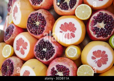 Il display frutta mostra vari tipi di agrumi e melograno Foto Stock