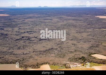 Vista aerea del campo di lava di mezzo acro dell'Inferno a ovest di Rose, Idaho, Stati Uniti Foto Stock