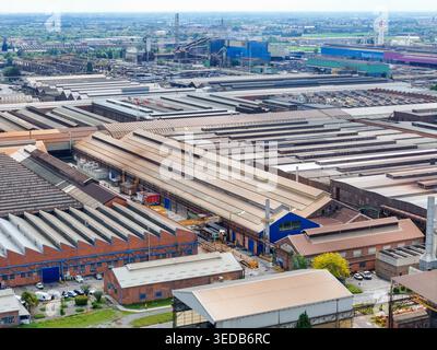 Vista aerea del complesso industriale Dalmine con grandi magazzini e camini a Dalmine, in Lombardia, Italia. Foto Stock