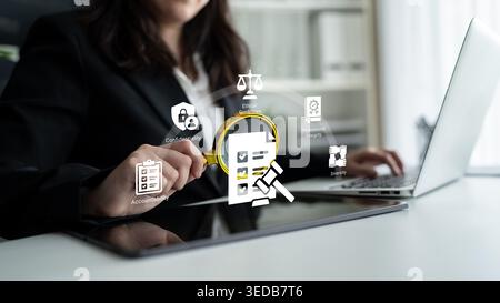 Una donna d'affari esamina documenti su un notebook in un ufficio moderno, con icone illustrative che evidenziano valori chiave come la riservatezza e. Foto Stock