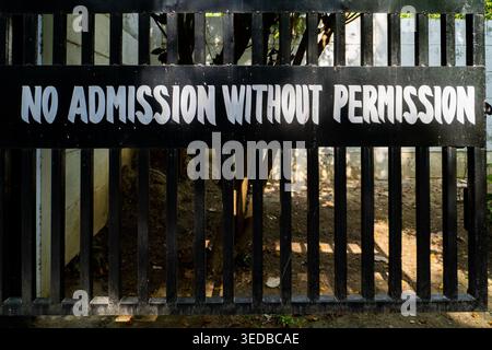 Dal 15 aprile al 2026 Lucknow India. Nessun ingresso senza cartello di permesso sul cancello di metallo Foto Stock