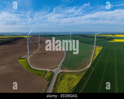 Veduta aerea della Marr Wind Farm con alte turbine bianche in vasti campi agricoli sotto un cielo blu con nuvole a Marr, Inghilterra, Unite Foto Stock