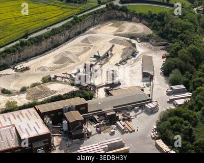 Vista aerea dello stabilimento di produzione di Marshalls Maltby con nastri trasportatori, scorte di materiale inerte ed edifici industriali circondati da campi verdi Foto Stock