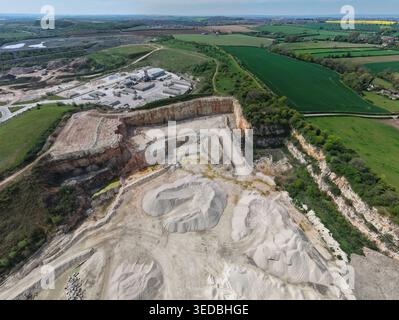 Vista aerea della cava Marshalls Maltby con pozzi di estrazione di calcare, grandi pali di sabbia e impianti industriali circondati da verdi campi a Maltb Foto Stock