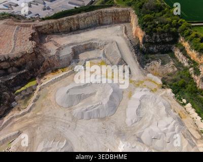 Vista aerea della cava Marshalls Maltby che mostra grandi cumuli di aggregati e pareti di pietra calcarea scavate sotto la luce del giorno a Maltby, Inghilterra, Unite Foto Stock