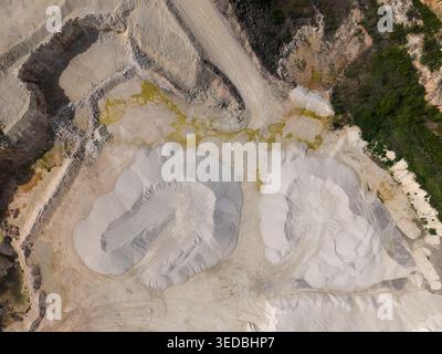 Veduta aerea della cava Marshalls Maltby con grandi cumuli di sabbia bianca, pareti rocciose scavate e piste di terra industriale a Maltby, Inghilterra, Unite Foto Stock