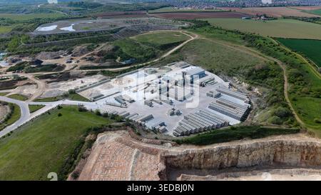 Veduta aerea del sito industriale di Marshalls Maltby con pile di blocchi di cemento e una cava sotto un cielo limpido Maltby, Inghilterra, Regno Unito. Foto Stock
